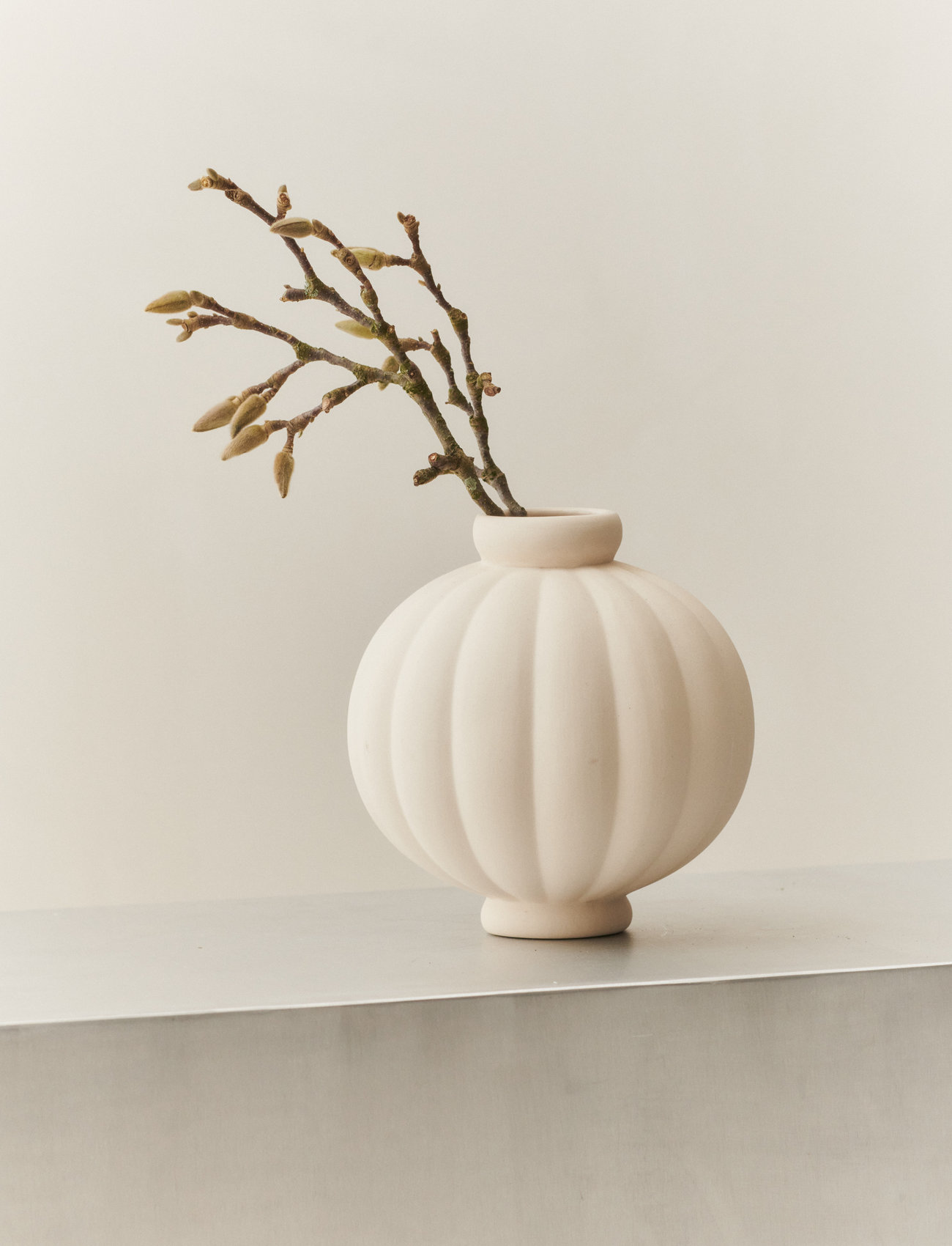 Louise Roe - Ceramic Balloon Vase #01 - store vaser - raw white - 1