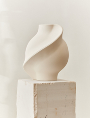Louise Roe - Ceramic Pirout vase #02 - isot maljakot - raw white - 1