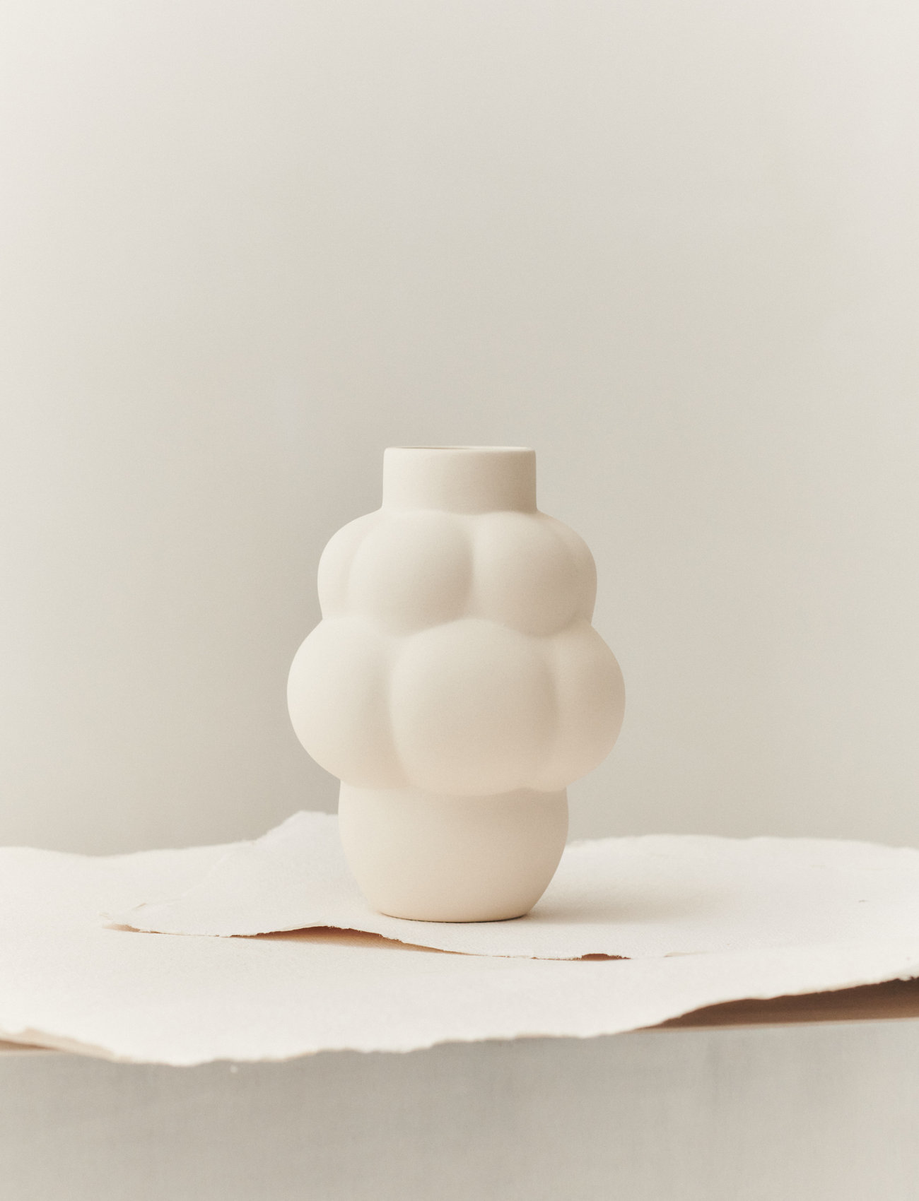 Louise Roe - Ceramic Balloon Vase #04 Petit - store vaser - raw white - 1