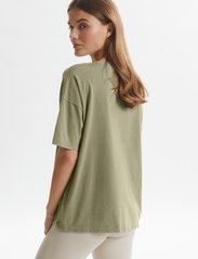 Lounge Nine - LNHanky T-shirt - t-shirts - vetiver - 4