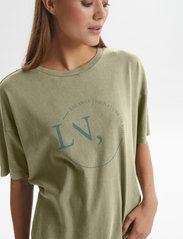 Lounge Nine - LNHanky T-shirt - t-shirt & tops - vetiver - 5