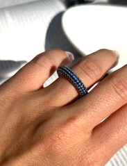LUV AJ - Pave Amalfi Ring- Blue Sapphire Gold - ballīšu apģērbs par outlet cenām - blue sapphire-gold - 1