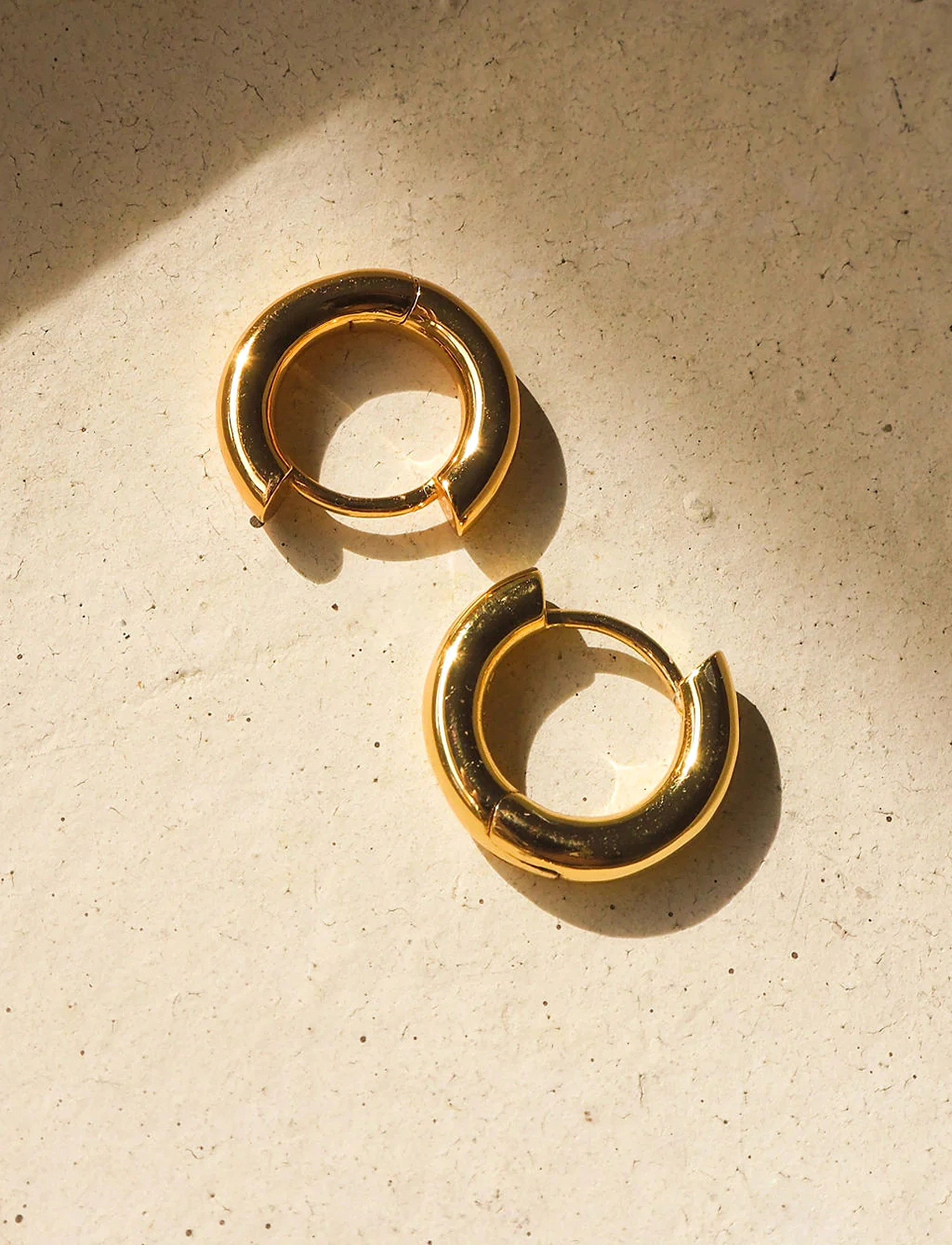 LUV AJ - THE PLAIN AMALFI HUGGIES-14K ANTIQUE GOLD - hringeyrnalokkar - 14k antique gold - 2