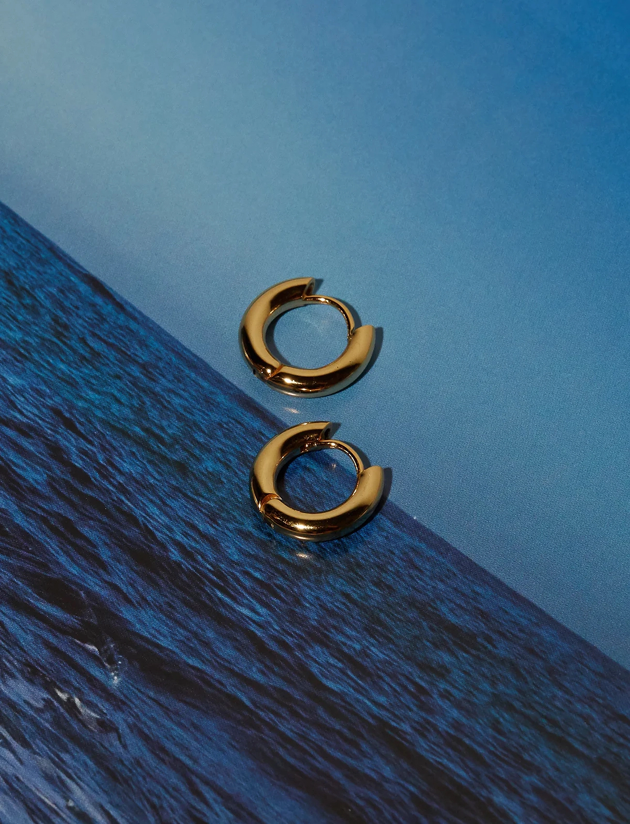 LUV AJ - THE PLAIN AMALFI HUGGIES-14K ANTIQUE GOLD - hringeyrnalokkar - 14k antique gold - 3