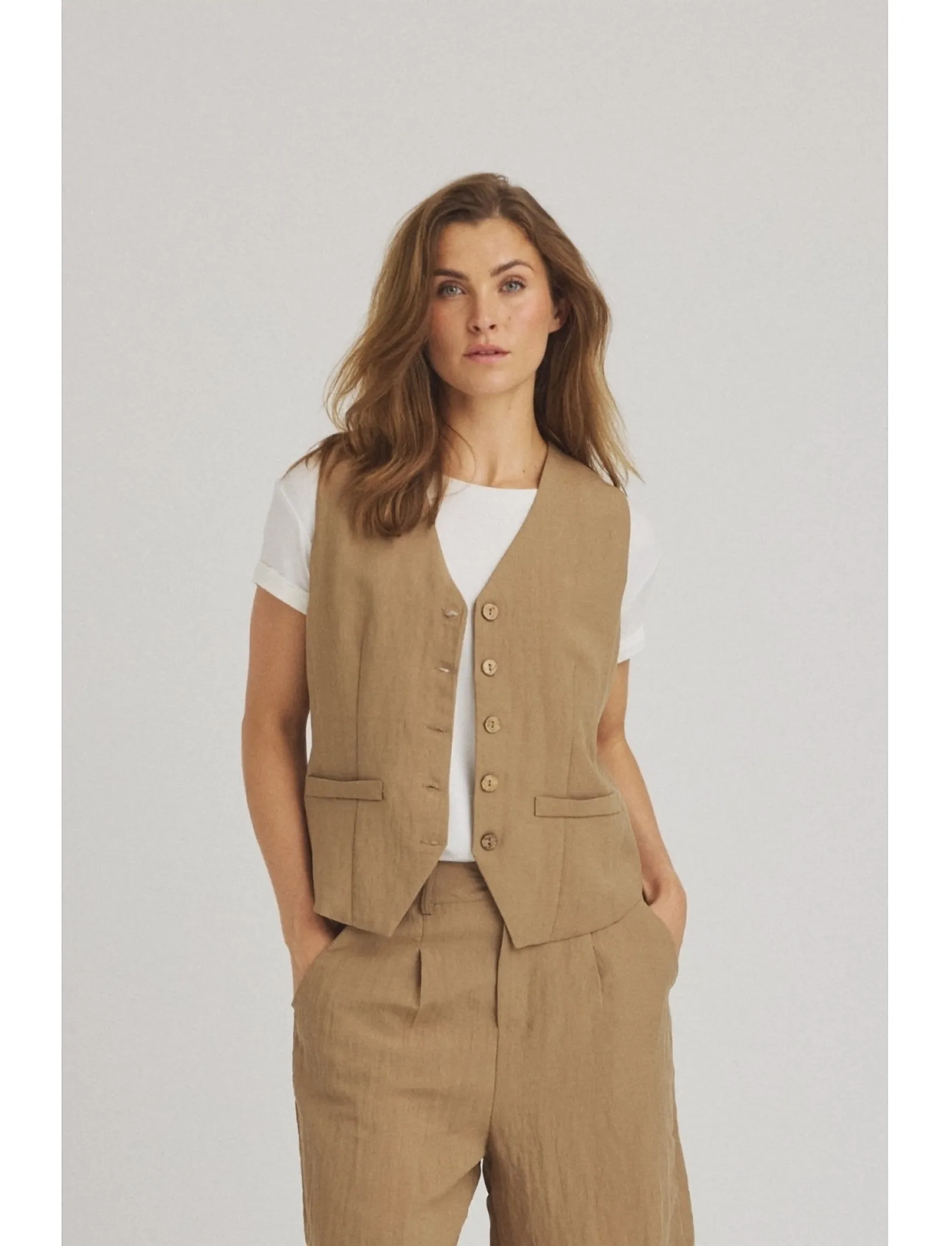 Luxzuz - Alessandra Vest - festkläder till outletpriser - dark sand - 0