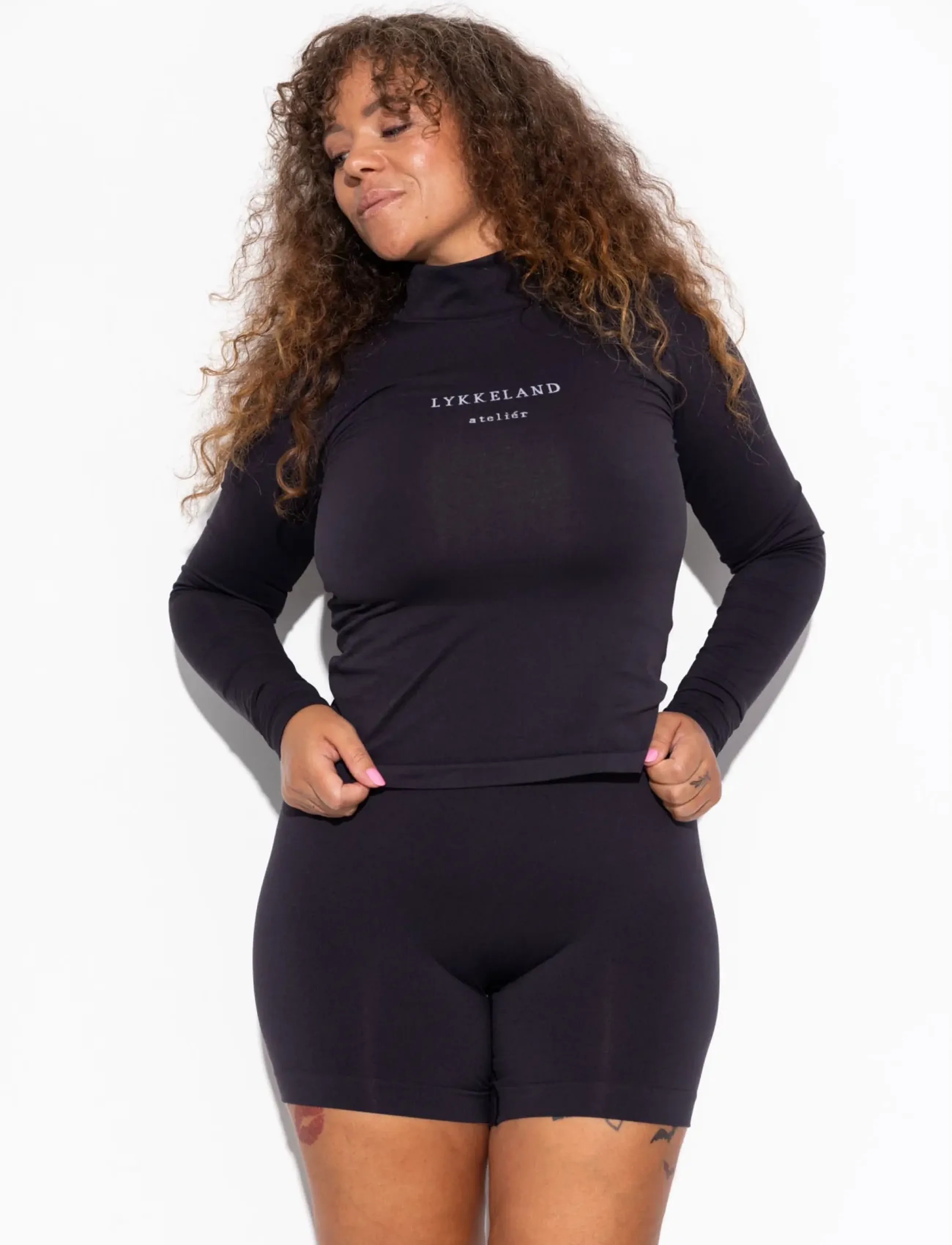 LYKKELAND ateliér Honest Midwaist korta shorts dam – bild 6
