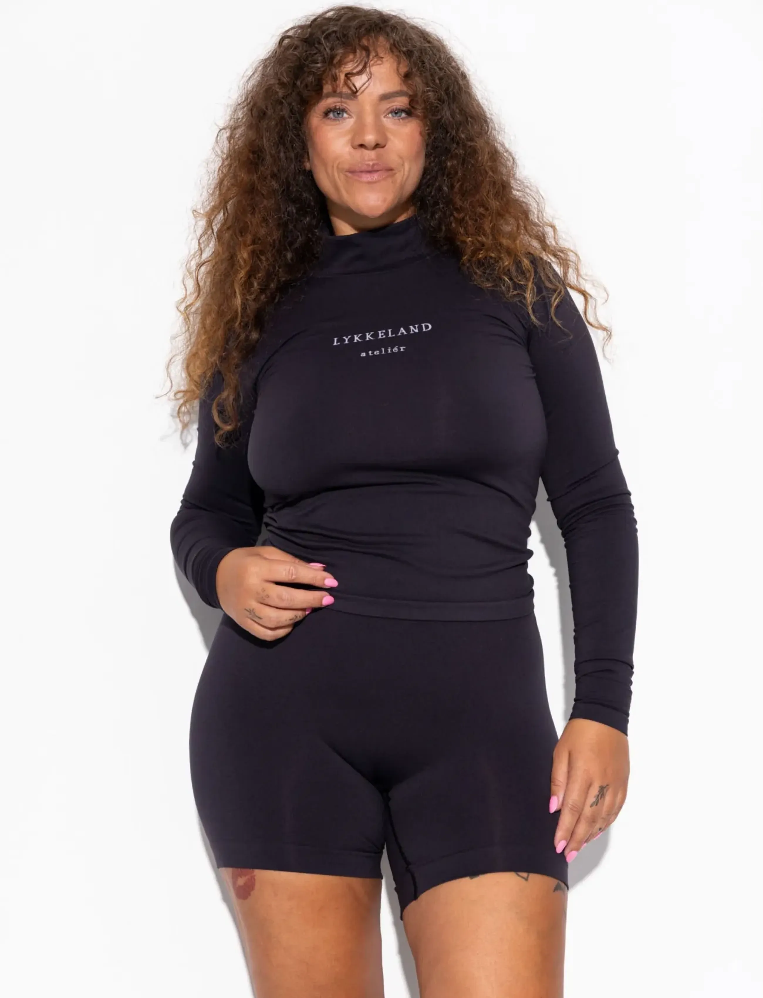 LYKKELAND ateliér Honest Midwaist korta shorts dam – bild 7