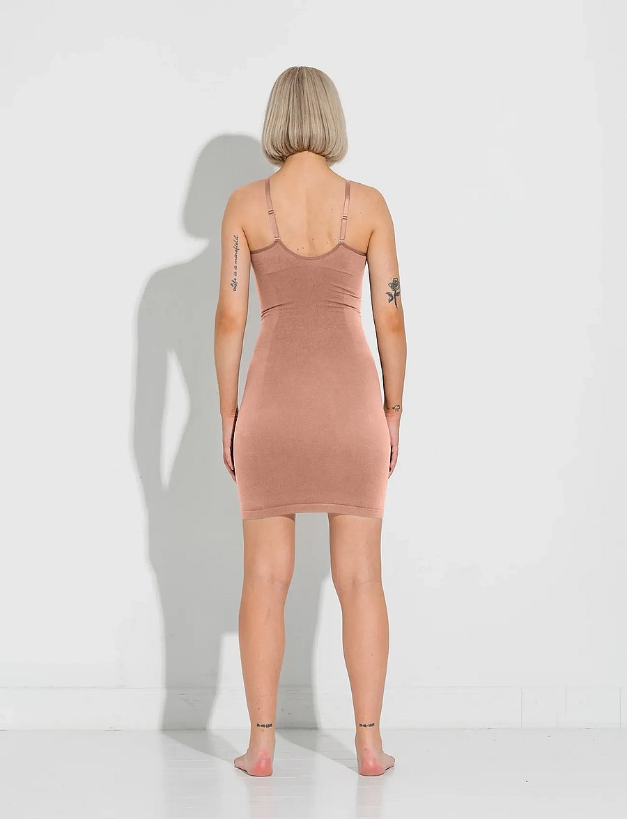 LYKKELAND ateliér - Second Skin Slip Dress - Tan - topper - tan - 0