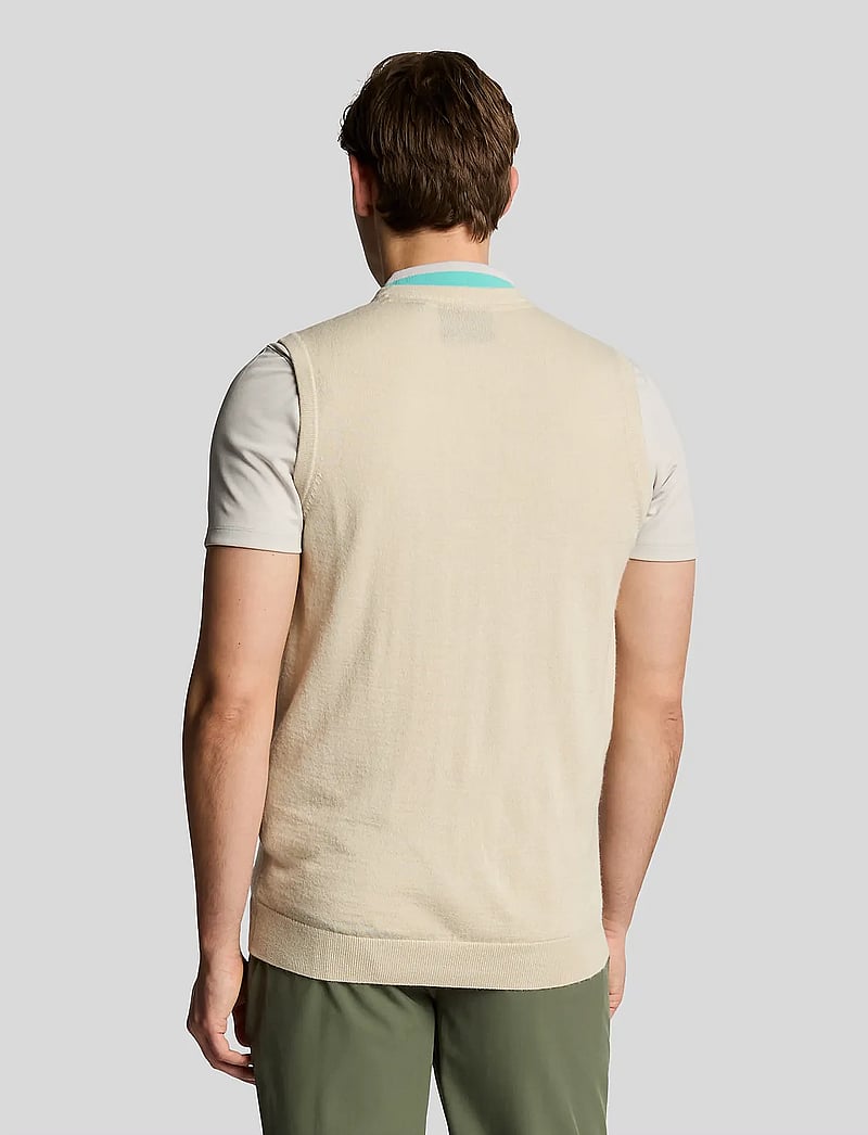 Lyle & Scott Sport - Merino Blend Knitted V-Neck Vest - Överdelar - z745 sesame - 3