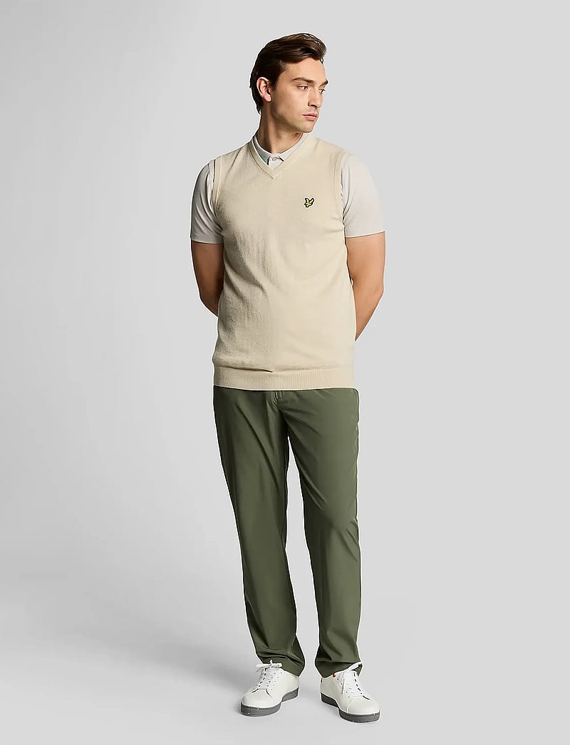 Lyle & Scott Sport - Merino Blend Knitted V-Neck Vest - Överdelar - z745 sesame - 4