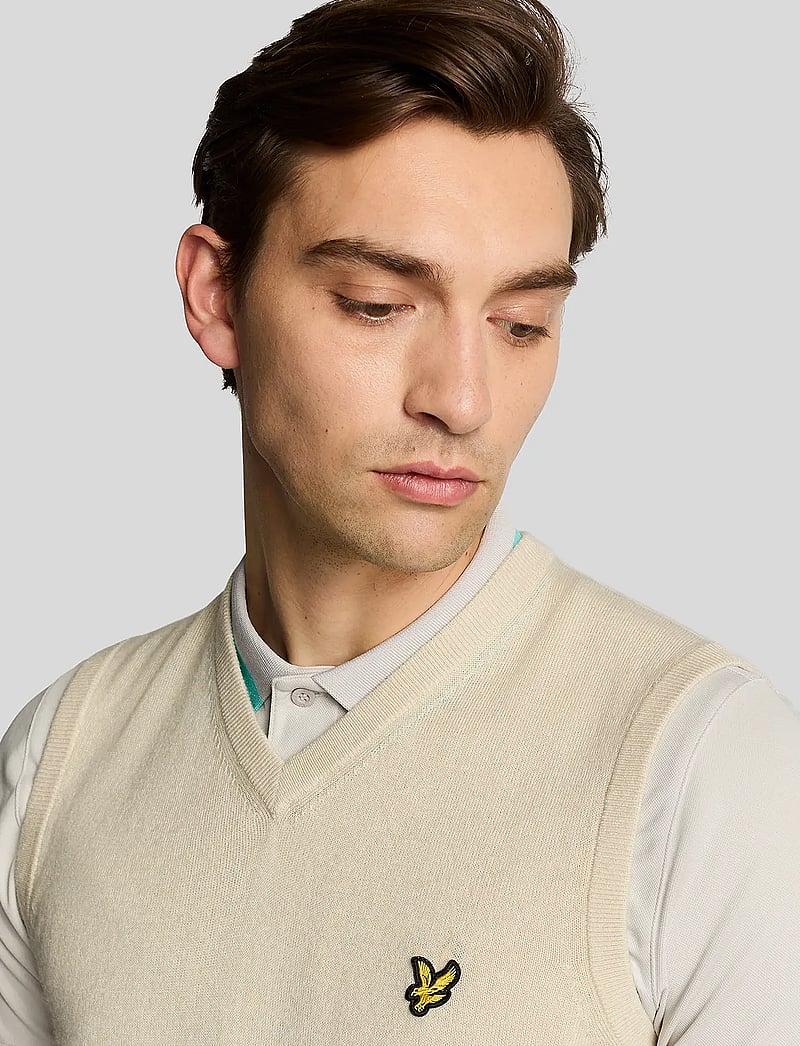 Lyle & Scott Sport - Merino Blend Knitted V-Neck Vest - Överdelar - z745 sesame - 5