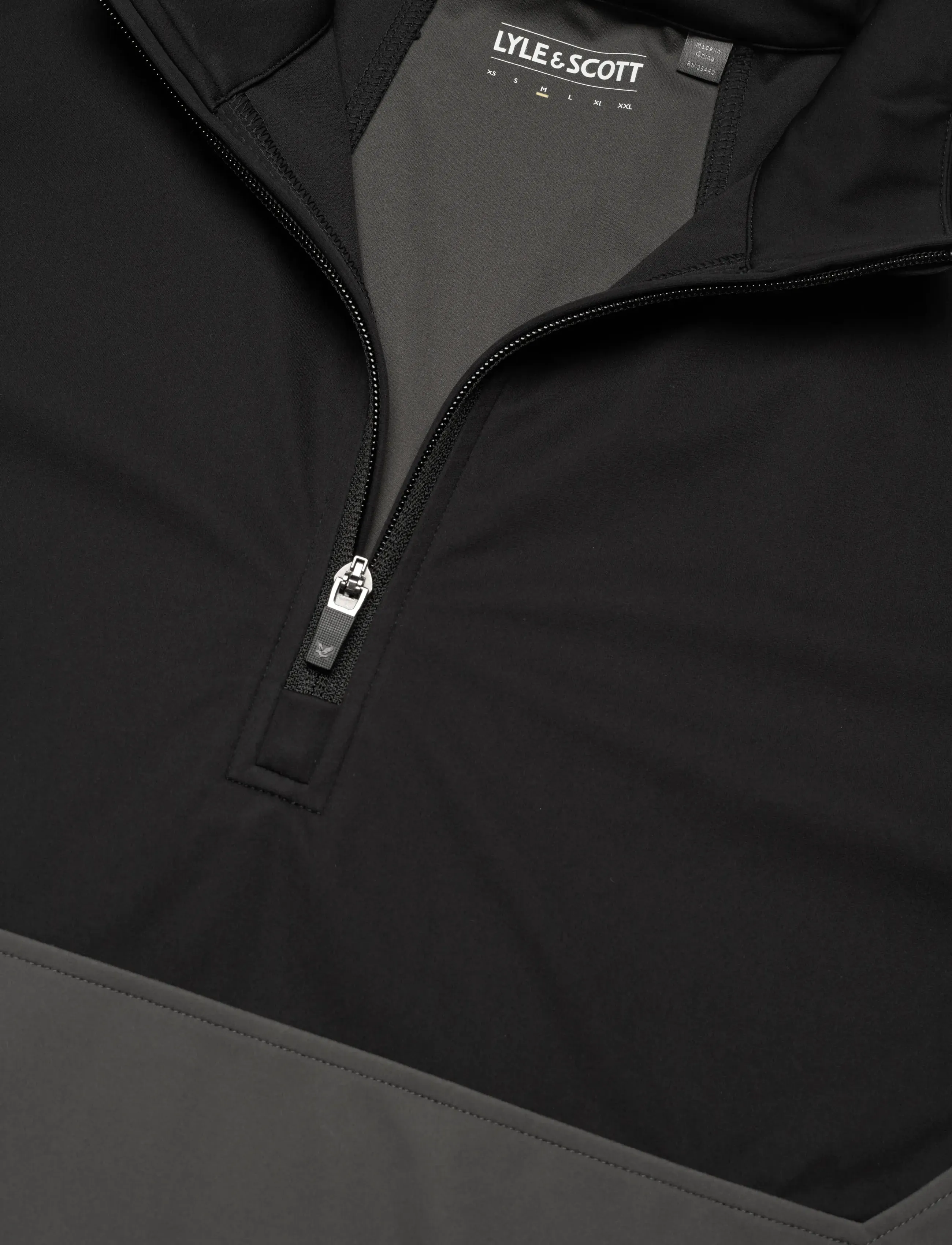 Lyle & Scott Sport - Golf Windjammer Shirt - oberteile & t-shirts - x617 jet black/ granite - 2