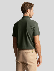 Lyle & Scott Sport - Golf Tech Polo Shirt - kortærmede poloer - cactus green - 4