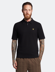 Lyle & Scott - Textured Knitted Polo - short-sleeved polos - jet black - 2