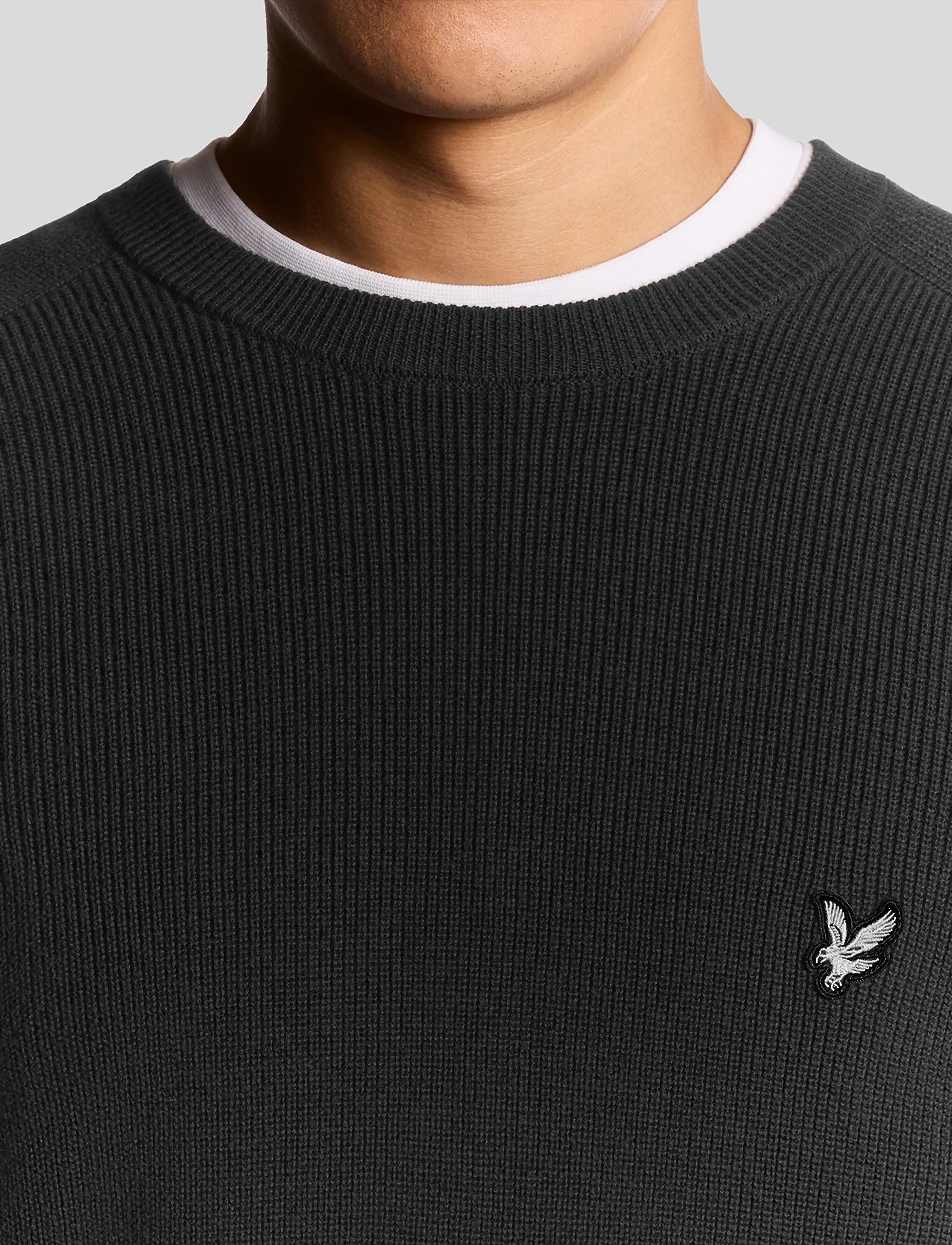 Lyle & Scott - Engineered Rib Crew Neck - kudumid - x002 black ice - 4