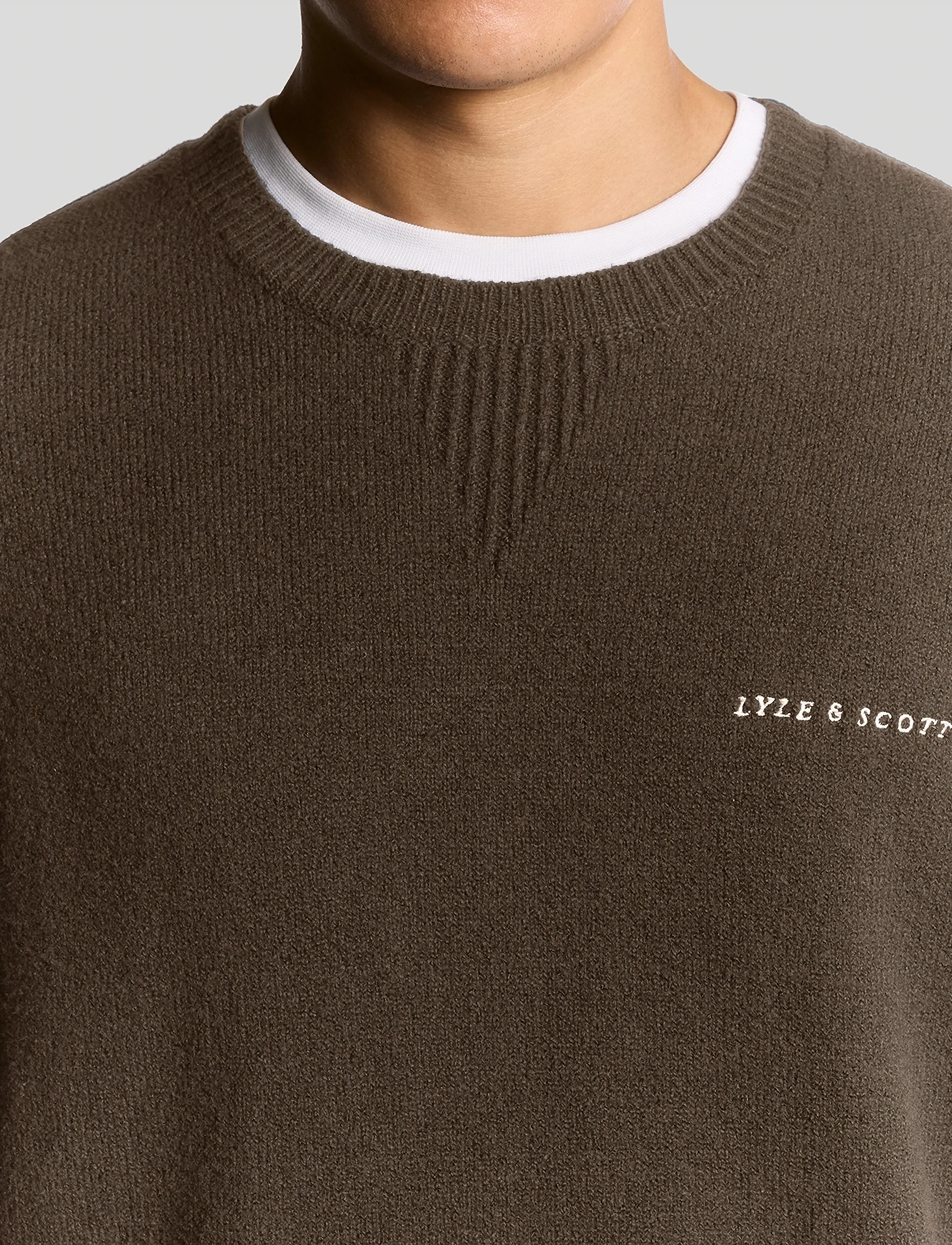 Lyle & Scott - Script Knitted Crew Neck - round necks - x883 deep sepia - 5