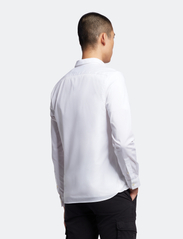 Lyle & Scott - LS Slim Fit Poplin Shirt - laisvalaikio marškiniai - white - 3