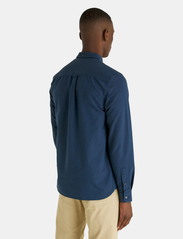 Lyle & Scott - Regular Fit Light Weight Oxford Shirt - oxford shirts - x028 apres navy/dark navy - 4