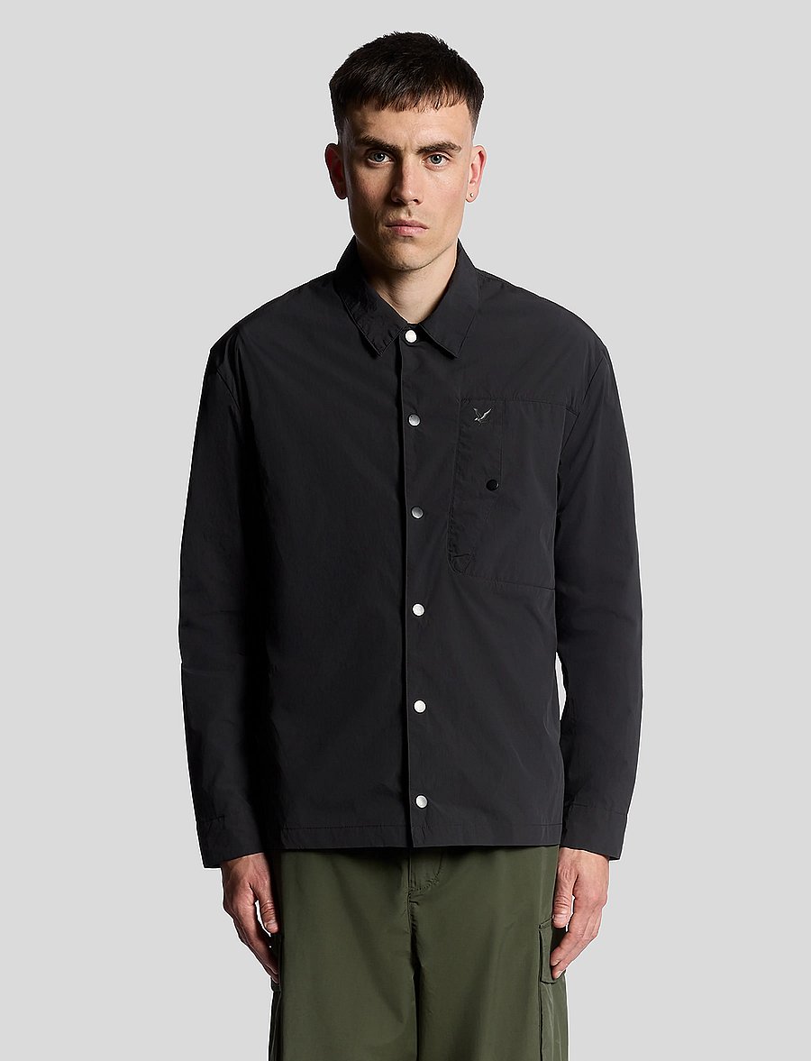 Lyle & Scott - Crinkle Nylon Overshirt - pealissärgid - x002 black ice - 0