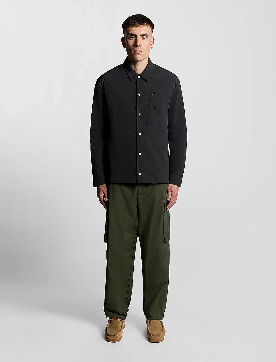 Lyle & Scott - Crinkle Nylon Overshirt - pealissärgid - x002 black ice - 4