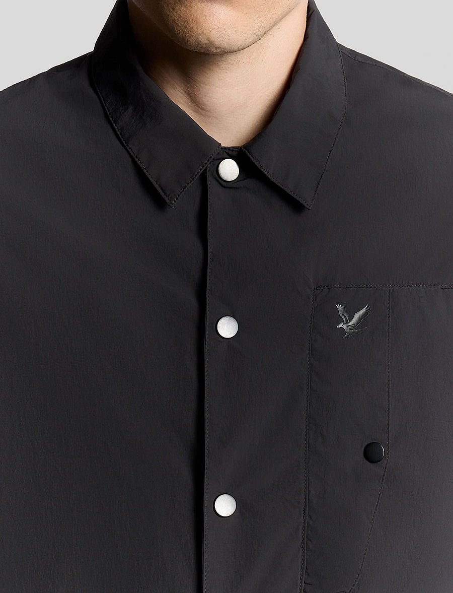 Lyle & Scott - Crinkle Nylon Overshirt - pealissärgid - x002 black ice - 5