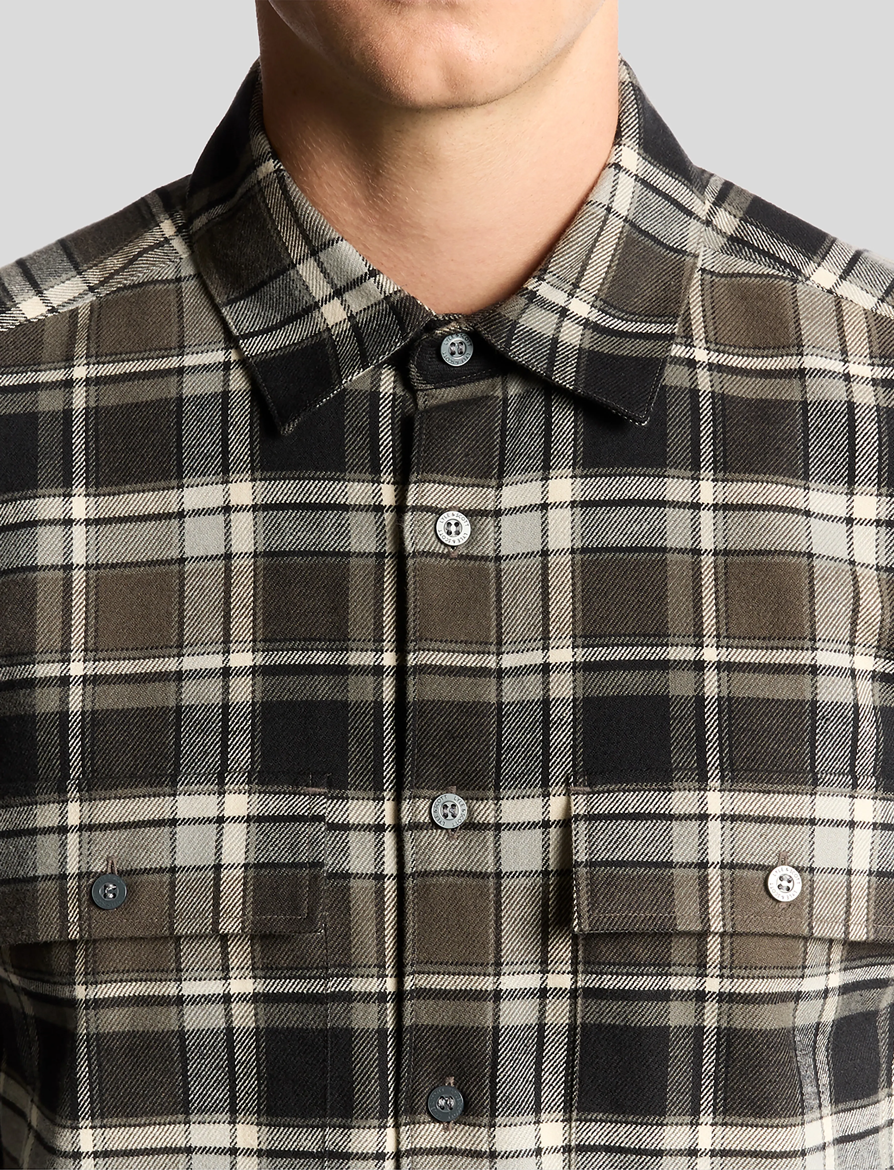 Lyle & Scott - Brushed Cotton Check Shirt - ternede skjorter - y063 jet black/ limestone - 4