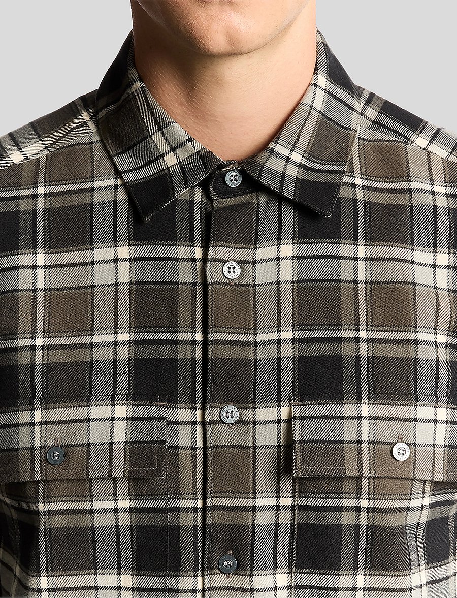 Lyle & Scott - Brushed Cotton Check Shirt - ternede skjorter - y063 jet black/ limestone - 4