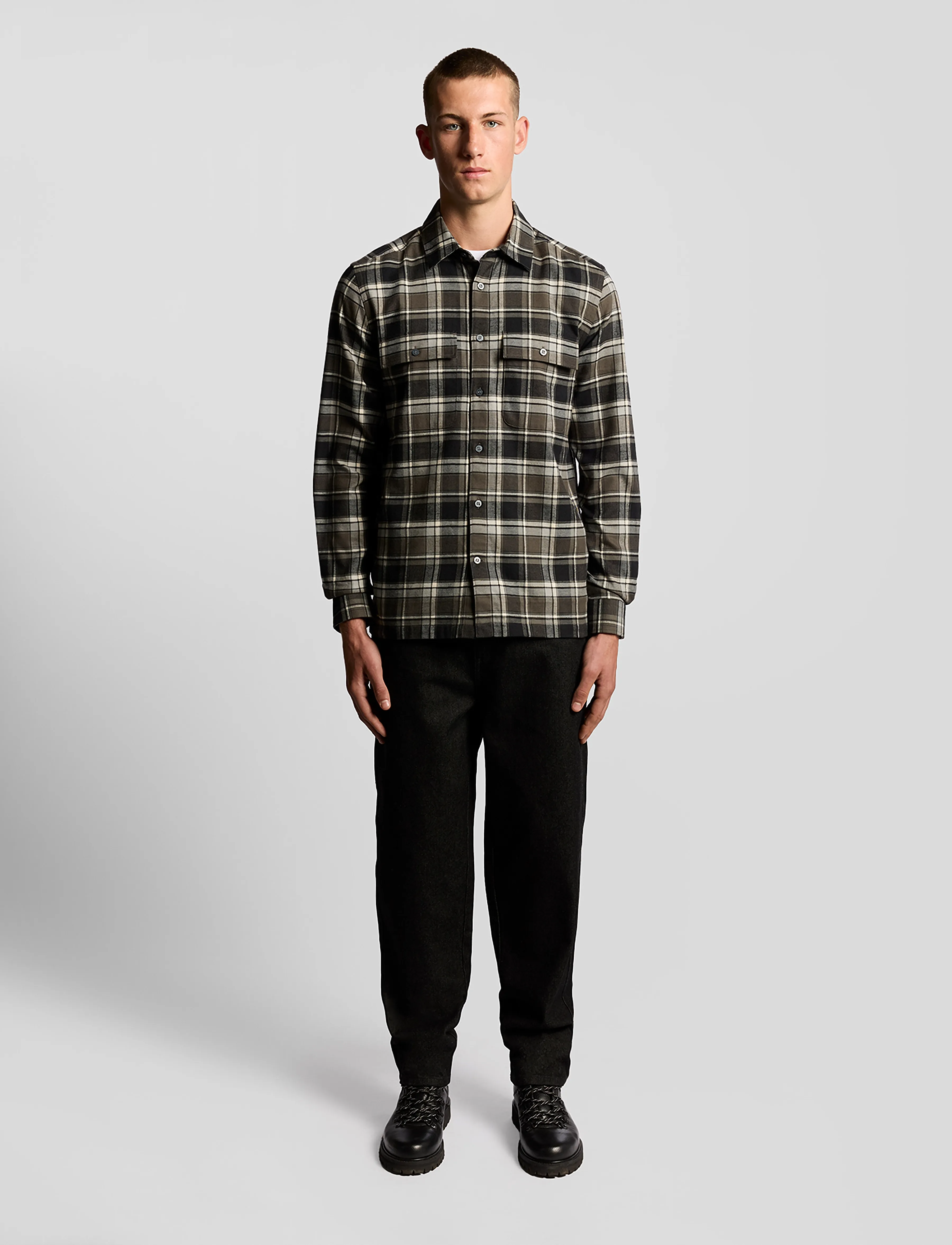 Lyle & Scott - Brushed Cotton Check Shirt - ternede skjorter - y063 jet black/ limestone - 5