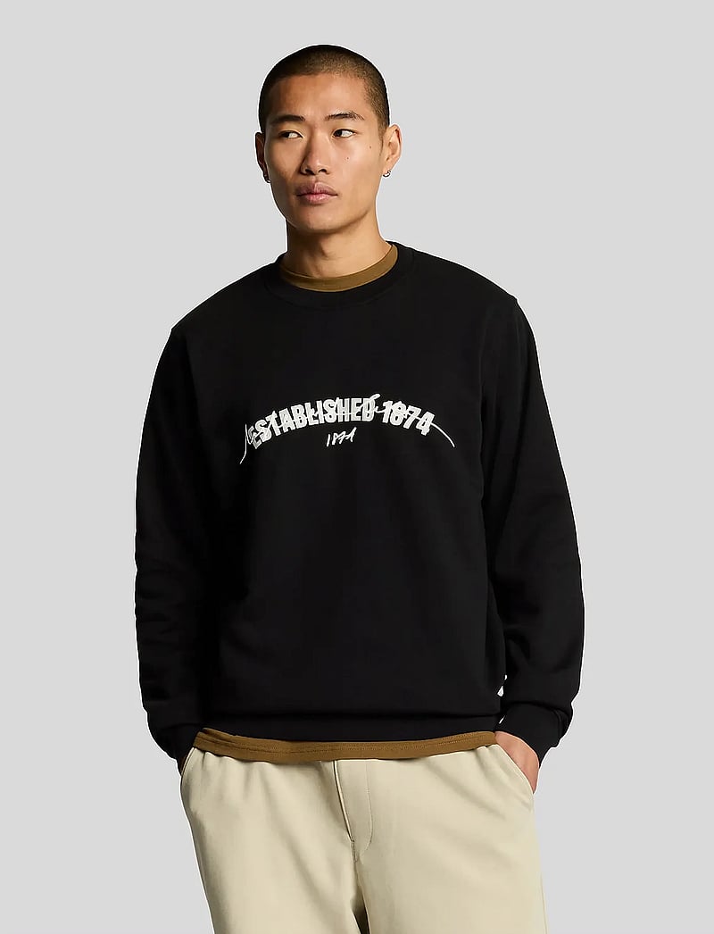 Lyle & Scott - Established 1874 Graphic Crew Neck Sweatshirt - z865 jet black - 0