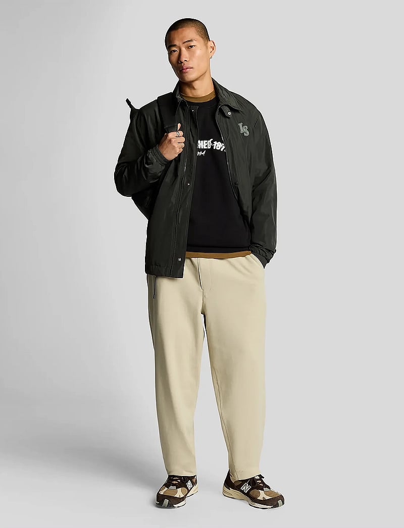 Lyle & Scott - Established 1874 Graphic Crew Neck Sweatshirt - z865 jet black - 4