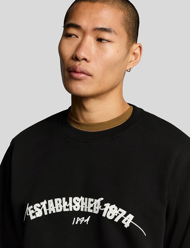 Lyle & Scott - Established 1874 Graphic Crew Neck Sweatshirt - z865 jet black - 5