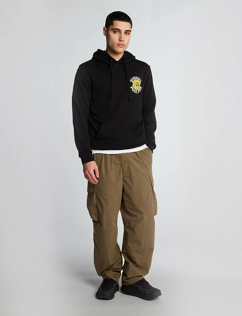 Lyle & Scott - Sunnies Pool Bar Graphic Pullover Hoodie - kapuutsiga dressipluusid - z865 jet black - 3