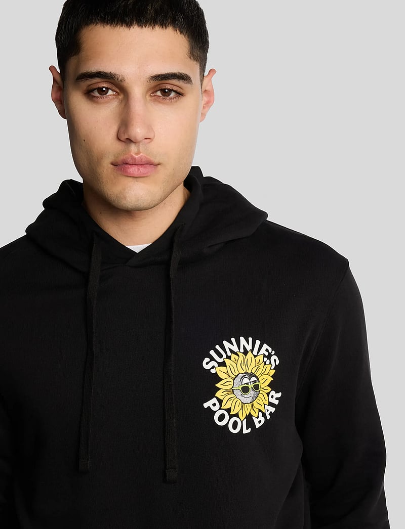 Lyle & Scott - Sunnies Pool Bar Graphic Pullover Hoodie - kapuutsiga dressipluusid - z865 jet black - 4
