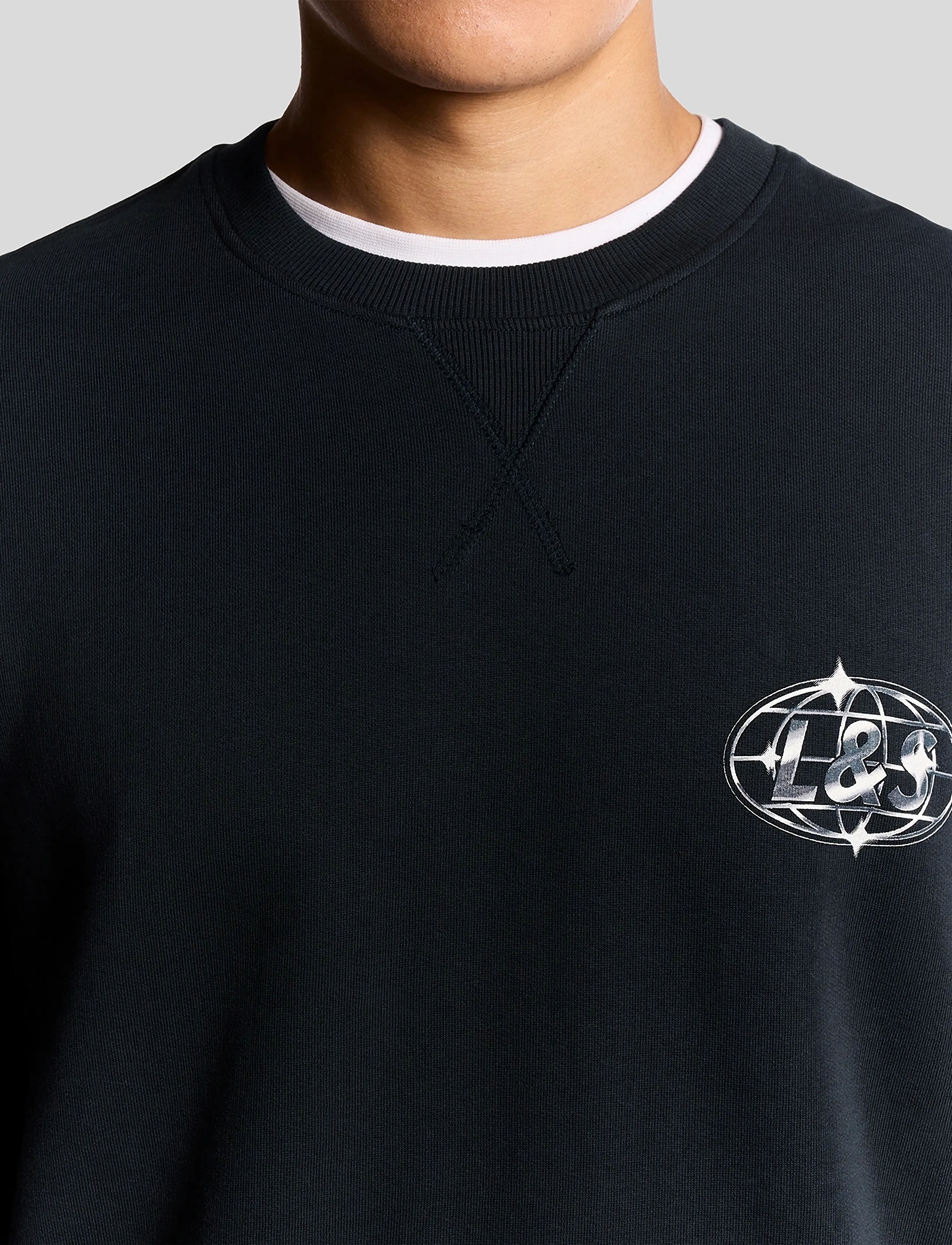 Lyle & Scott - Chrome Graphic Crew Neck - sweatshirts - z271 dark navy - 4