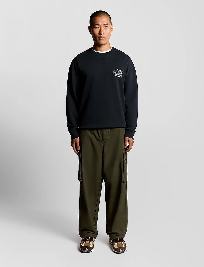 Lyle & Scott - Chrome Graphic Crew Neck - sweatshirts - z271 dark navy - 5