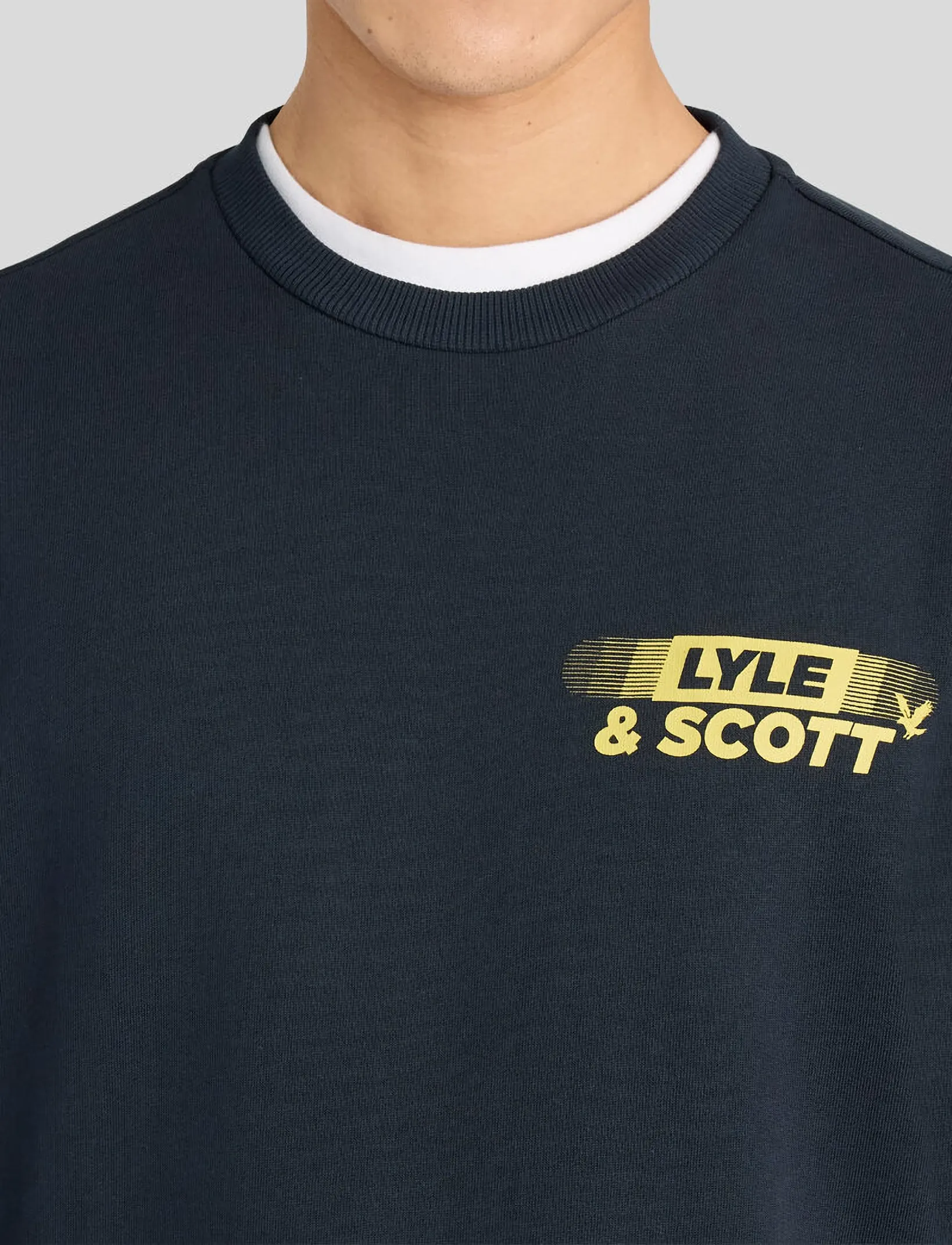 Lyle & Scott - Branded Repeat Graphic Sweatshirt - sweatshirts - dark navy - 5