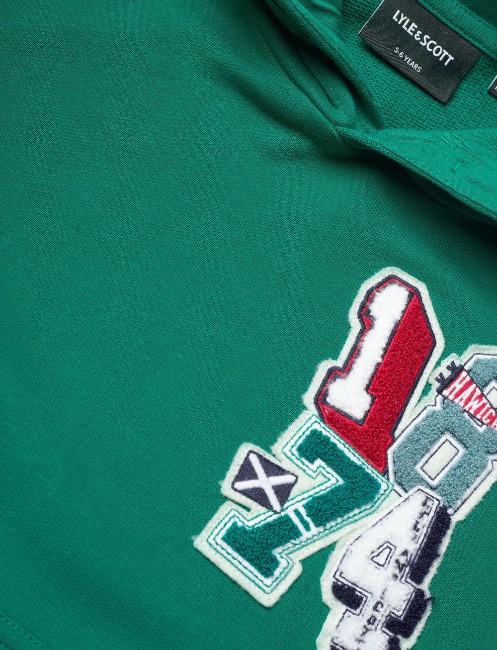 Lyle & Scott - 1874 Patch Graphic Hoodie - kapuutsiga dressipluusid - x154 court green - 2