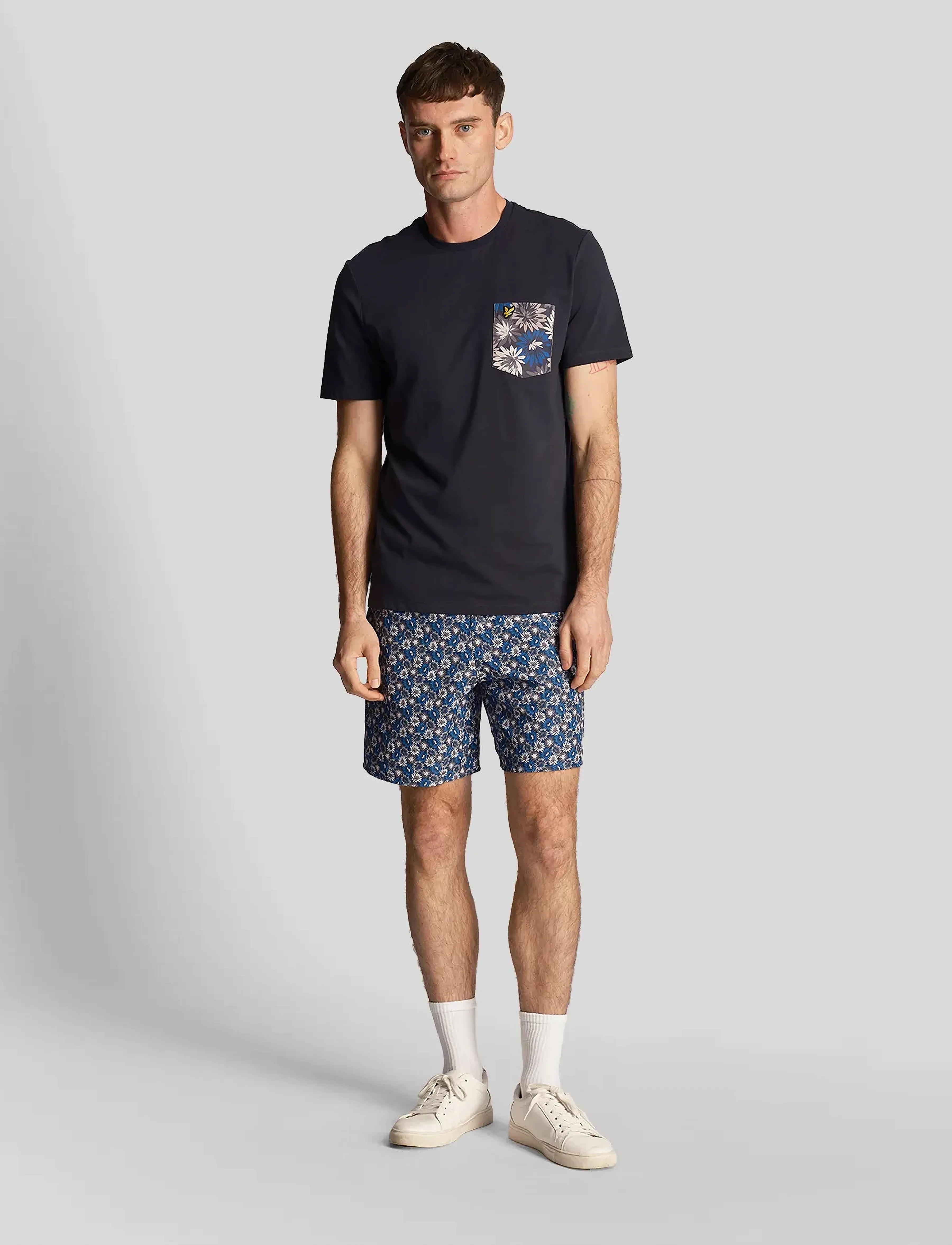 Lyle & Scott - Floral Print Resort Swim Shorts - z271 dark navy - 4