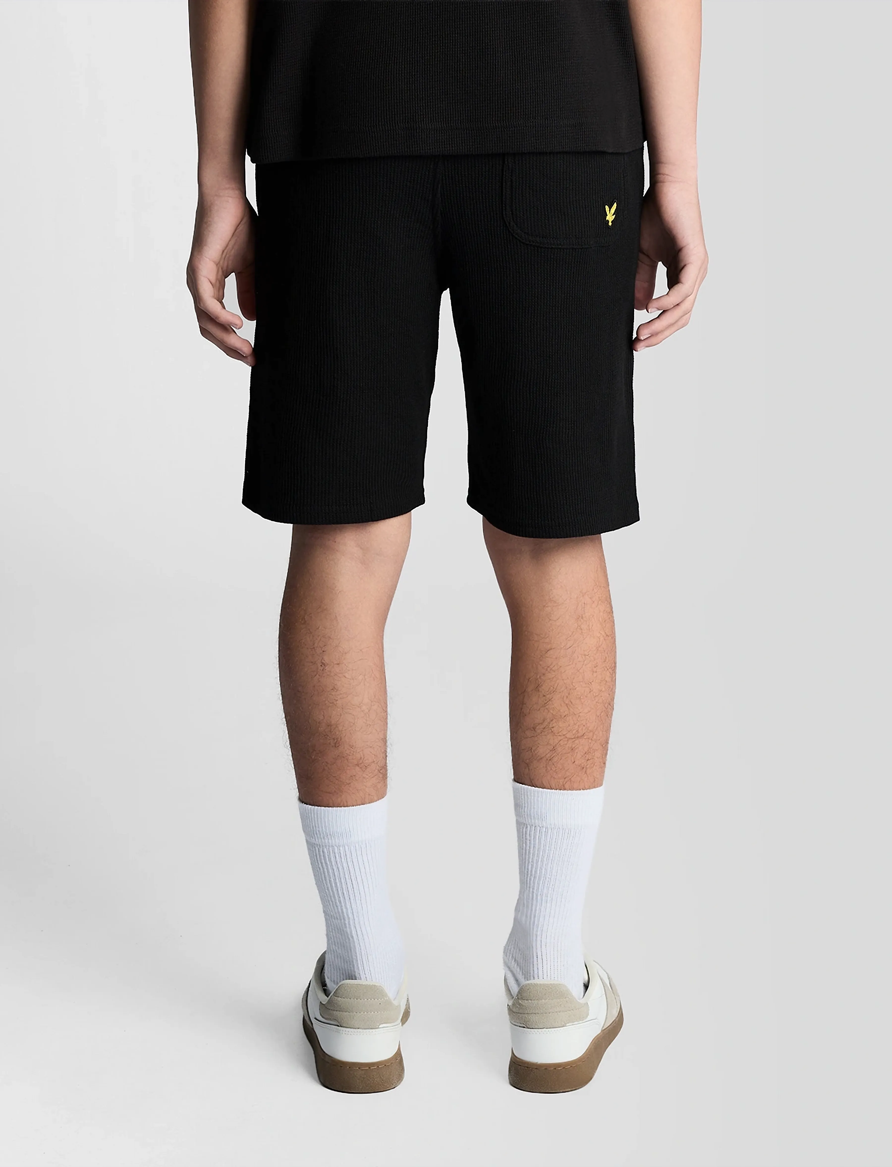 Lyle & Scott - Waffle Short - sweatshorts - z865 jet black - 4