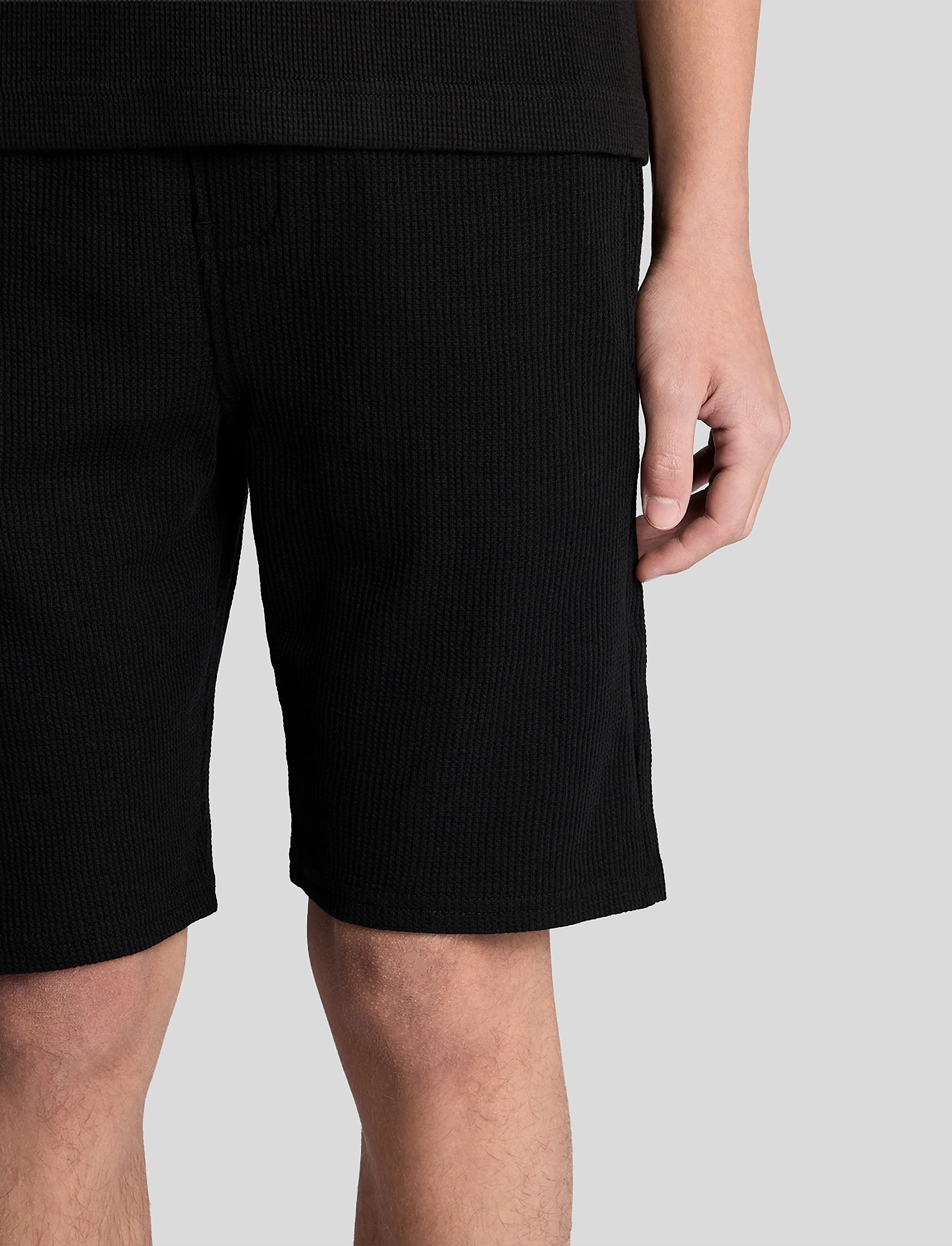 Lyle & Scott - Waffle Short - sweatshorts - z865 jet black - 5
