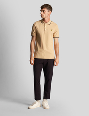 Lyle & Scott - Tipped Polo Shirt - kortermede - x221 cairngorms khaki/black - 3