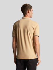 Lyle & Scott - Tipped Polo Shirt - kortærmede poloer - x221 cairngorms khaki/black - 4