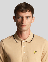 Lyle & Scott - Tipped Polo Shirt - short-sleeved polos - x221 cairngorms khaki/black - 5