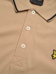 Lyle & Scott - Tipped Polo Shirt - kortærmede poloer - x221 cairngorms khaki/black - 6