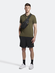 Lyle & Scott - Tipped Polo Shirt - short-sleeved polos - olive/ white - 3