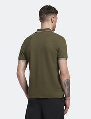 Lyle & Scott - Tipped Polo Shirt - short-sleeved polos - olive/ white - 4