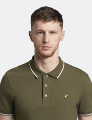 Lyle & Scott - Tipped Polo Shirt - short-sleeved polos - olive/ white - 5