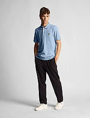 Lyle & Scott - Plain Polo Shirt - kortärmade pikéer - light blue - 4