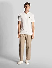 Lyle & Scott - Plain Polo Shirt - kortærmede poloer - white - 4