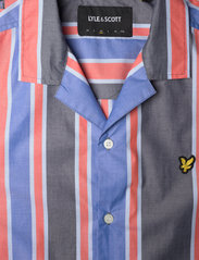Lyle & Scott - Vertical Stripe Resort Shirt - kortärmade skjortor - flyer red/ spring blue - 2